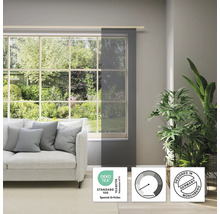 Salon avec fenêtre, canapé et rideau coulissant transparent avec le label Öko-Tex Standard 100 et le label Design from Germany