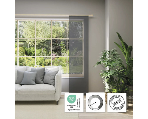 Salon avec fenêtre, canapé et rideau coulissant transparent avec le label Öko-Tex Standard 100 et le label Design from Germany