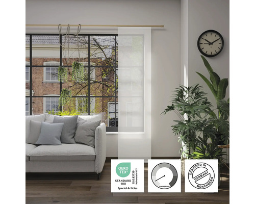 Salon avec canapé et store japonais transparent avec le label Standard 100 d''Oeko-Tex, symbole de transparence et label Designed in Germany.