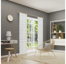 Pièce lumineuse avec bureau, chaise, étagère et rideaux transparents à la fenêtre