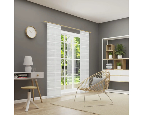 Pièce lumineuse avec bureau, chaise, étagère et rideaux transparents à la fenêtre