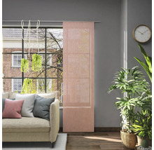 Wohnzimmer mit Schiebevorhang am Fenster, Sofa und Zimmerpflanzen