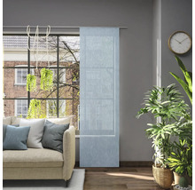 Wohnzimmer mit Schiebegardine am Fenster, Sofa und Zimmerpflanzen