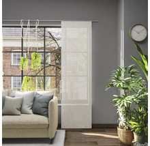 Salon avec décoration de fenêtre, canapé et plantes d''intérieur