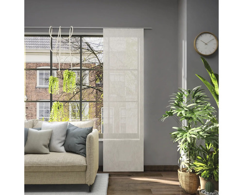 Salon avec décoration de fenêtre, canapé et plantes d''intérieur