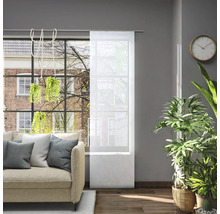 Wohnzimmer mit Sofa und transparentem Schiebevorhang am Fenster zur Lichtregulierung.