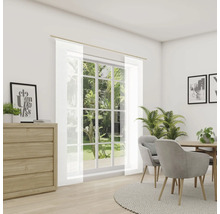 Pièce lumineuse avec table à manger, chaises et fenêtres avec rideaux transparents