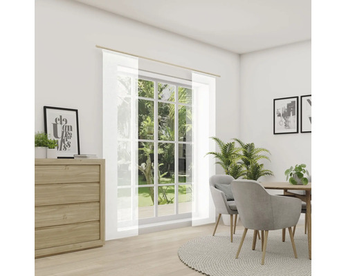 Pièce lumineuse avec table à manger, chaises et fenêtres avec rideaux transparents