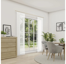 Salon avec commode, table à manger et rideaux coulissants transparents devant une fenêtre