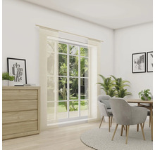 Pièce lumineuse avec commode, fenêtre avec rideau, table à manger et chaises