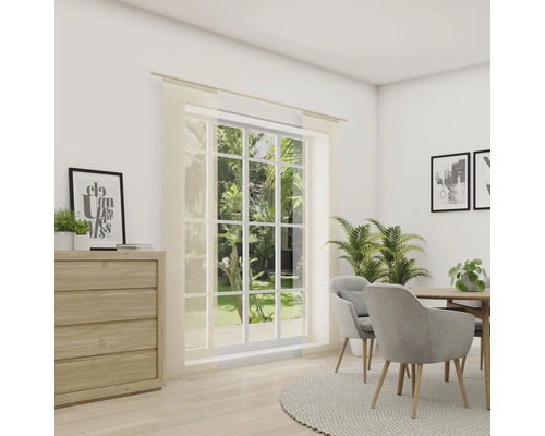 Pièce lumineuse avec commode, fenêtre avec rideau, table à manger et chaises