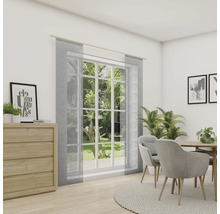 Salle à manger avec table, chaises, commode et fenêtre avec rideaux