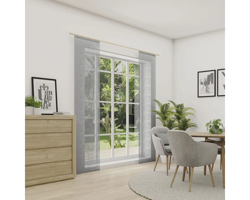 Salle à manger avec table, chaises, commode et fenêtre avec rideaux