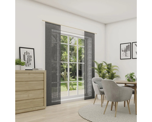 Salle à manger avec rideaux coulissants, table à manger et commode