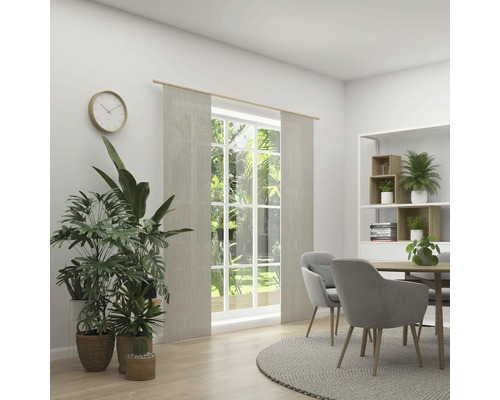 Heller Essbereich mit Esstisch, Stühlen, Pflanzen und Tageslicht-Vorhängen