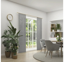 Heller Raum mit Fenster, grauen Schiebegardinen, Esstisch und Zimmerpflanzen