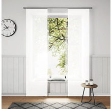 Salon lumineux avec rideaux japonais, horloge et table d''appoint