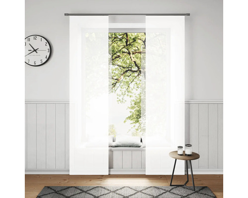 Salon lumineux avec rideaux japonais, horloge et table d''appoint