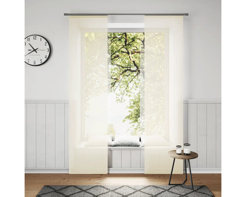 Espace de vie avec store japonais, horloge, tapis et table d''appoint