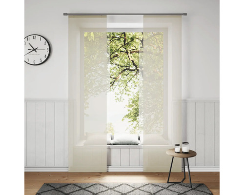 Pièce lumineuse avec rideaux japonais, horloge et tapis