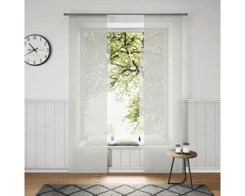 Pièce lumineuse avec rideaux coulissants, horloge et décoration