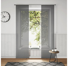 Salon avec rideaux coulissants à la fenêtre, horloge et tapis