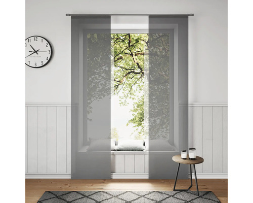 Salon avec rideaux coulissants à la fenêtre, horloge et tapis