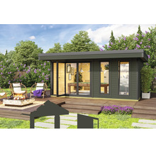 Maison de jardin avec table de billard, foyer et sièges sur une terrasse en bois