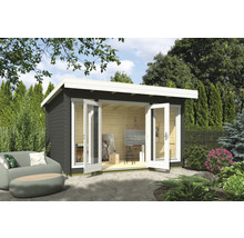 Maison de jardin en bois avec double porte, canapé et aménagement paysager