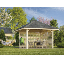 Vue de jardin avec pavillon en bois, barbecue, table et chaises
