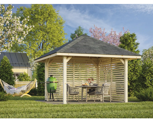 Vue de jardin avec pavillon en bois, barbecue, table et chaises