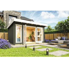 Abri de jardin avec portes doubles ouvertes et jardin environnant avec pelouse et mobilier de jardin