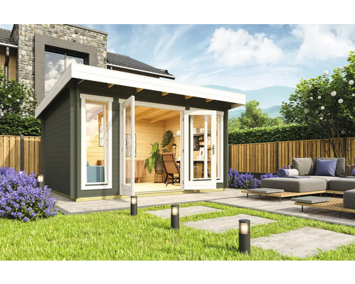 Abri de jardin avec portes doubles ouvertes et jardin environnant avec pelouse et mobilier de jardin