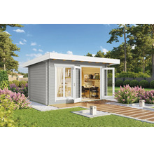 Scène de jardin avec une cabane de jardin grise avec des portes doubles ouvertes.