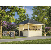 Bar de jardin en bois avec toit noir dans un jardin avec des arbres et arbustes en fleurs.