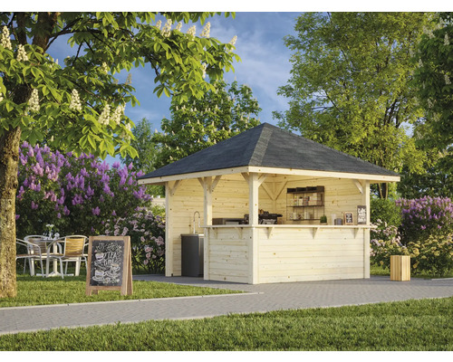 Bar de jardin en bois avec toit noir dans un jardin avec des arbres et arbustes en fleurs.