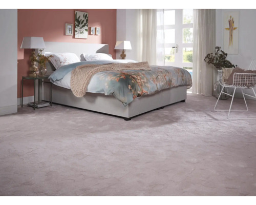 Helles Schlafzimmer mit Teppichboden, Bett und Stuhl