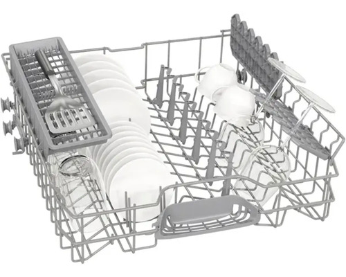 Geschirrspüler Innenraum mit Geschirr wie Teller, Gläser und Besteck