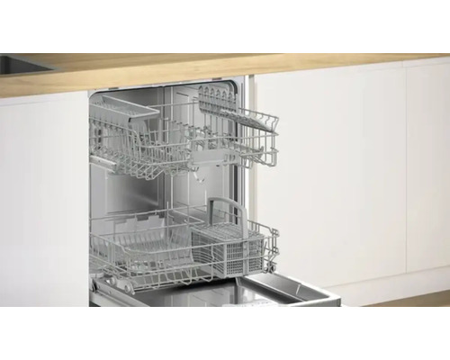 Innenraum eines Geschirrspülers mit herausgezogenen Körben