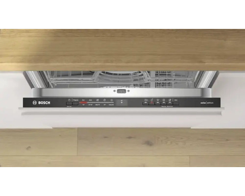 Geöffneter Geschirrspüler von Bosch in einer Küche