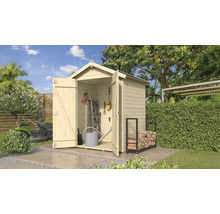 Scène de jardin avec abri à outils en bois ouvert, échelle, arrosoir et support à bois de chauffage