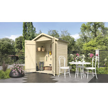 Scène de jardin avec abri de jardin en bois ouvert, avec outils de jardinage, bottes en caoutchouc et étagères, table de jardin et chaises.