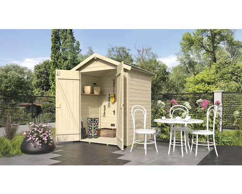 Scène de jardin avec abri de jardin en bois ouvert, avec outils de jardinage, bottes en caoutchouc et étagères, table de jardin et chaises.