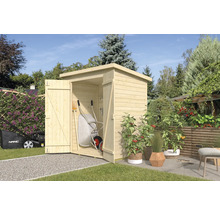 Scène de jardin avec un abri à outils en bois ouvert dans lequel se trouvent une brouette et des outils de jardin.