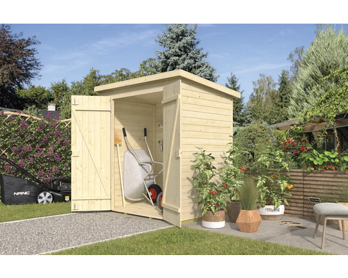 Abri de jardin weka Mori 2.2 avec plancher 183 x 133 cm naturel Scène de jardin avec un abri à outils en bois ouvert dans lequel se trouvent une brouette et des outils de jardin.