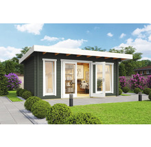 Maison de jardin en bois avec fenêtres et double porte sur une terrasse dans un jardin.