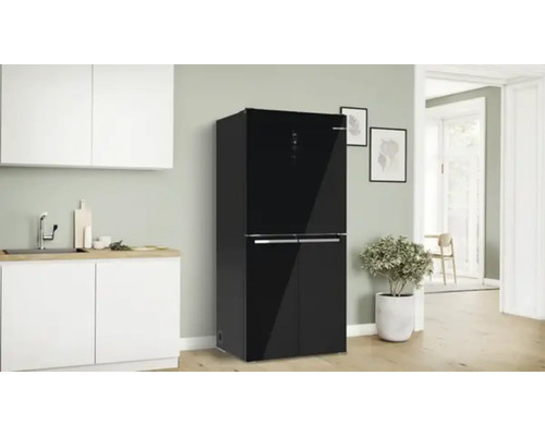 Schwarzer Kühl- und Gefrierschrank in einer hellen Küche