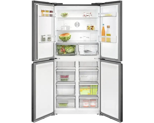 Geöffneter Kühlschrank mit Lebensmitteln auf Regalen und in Schubladen