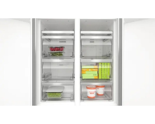 Innenansicht eines Side-by-Side Kühlschranks mit Lebensmitteln in Schubladen