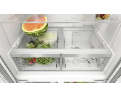 Innenraum eines Kühlschranks mit Gemüse und Obst in Frischhalteschalen